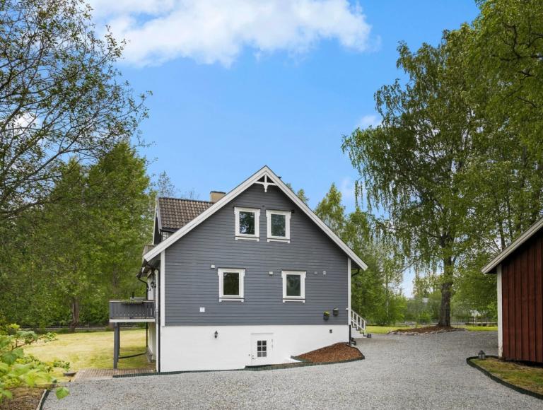 Biloppstillingsplass for 2 biler til venstre.